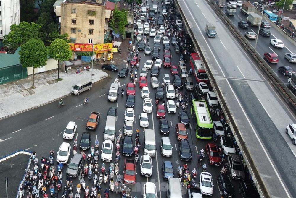 Xe máy nối đuôi nhau ngược chiều, nút giao Thanh Xuân vẫn rối loạn-2