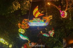 Độc lạ đèn trung thu truyền thống 'lơ lửng' trên những con phố cổ Hà Nội
