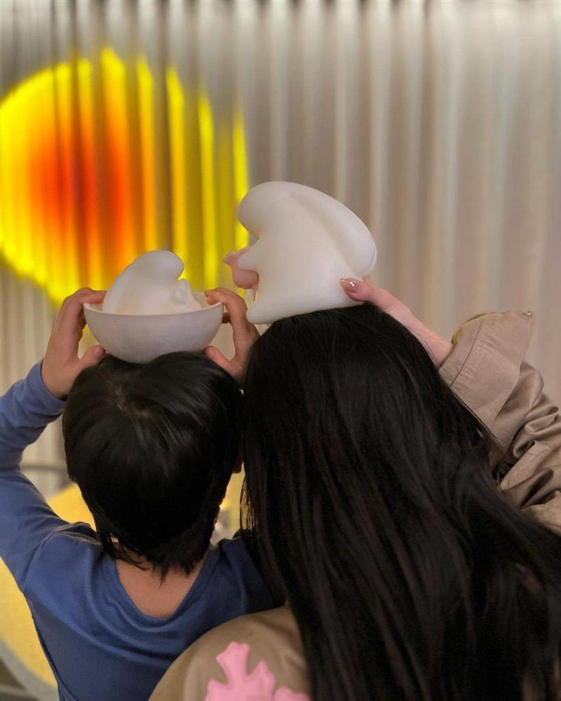 Angelababy cùng con trai đón trung thu, netizen chỉ chú ý một chi tiết đặc biệt-1