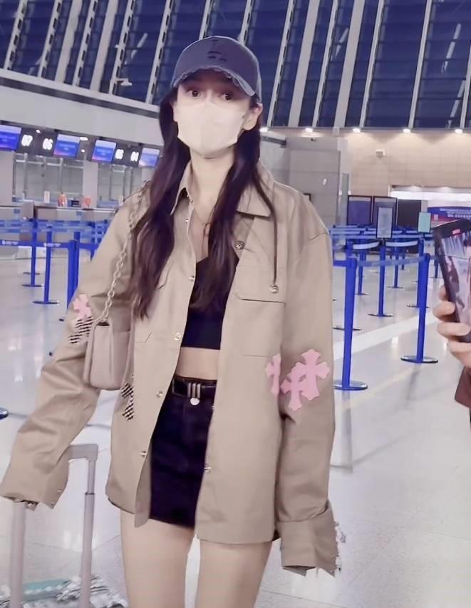 Angelababy cùng con trai đón trung thu, netizen chỉ chú ý một chi tiết đặc biệt-3