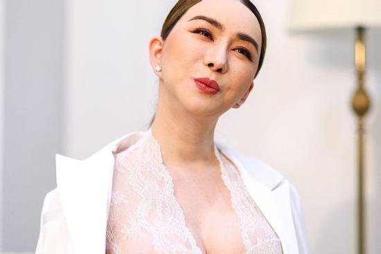 Nữ tỷ phú chuyển giới Hoa hậu Hoàn vũ bị kiện