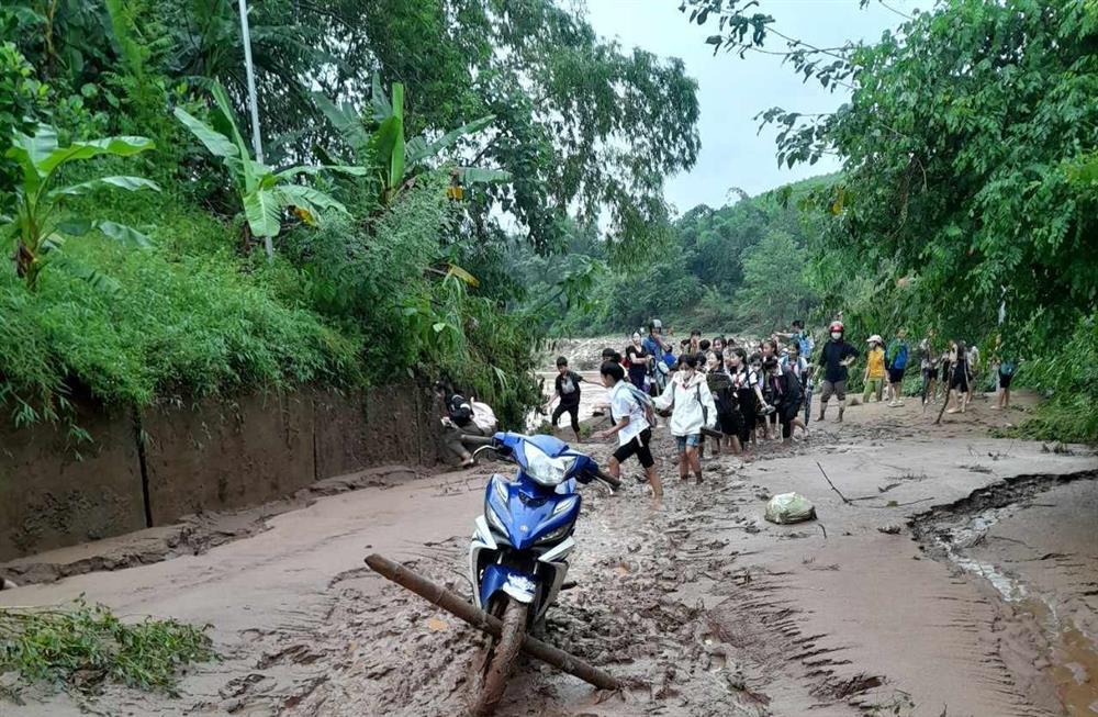 Hiệu trưởng cõng học sinh lội bùn đến trường-2