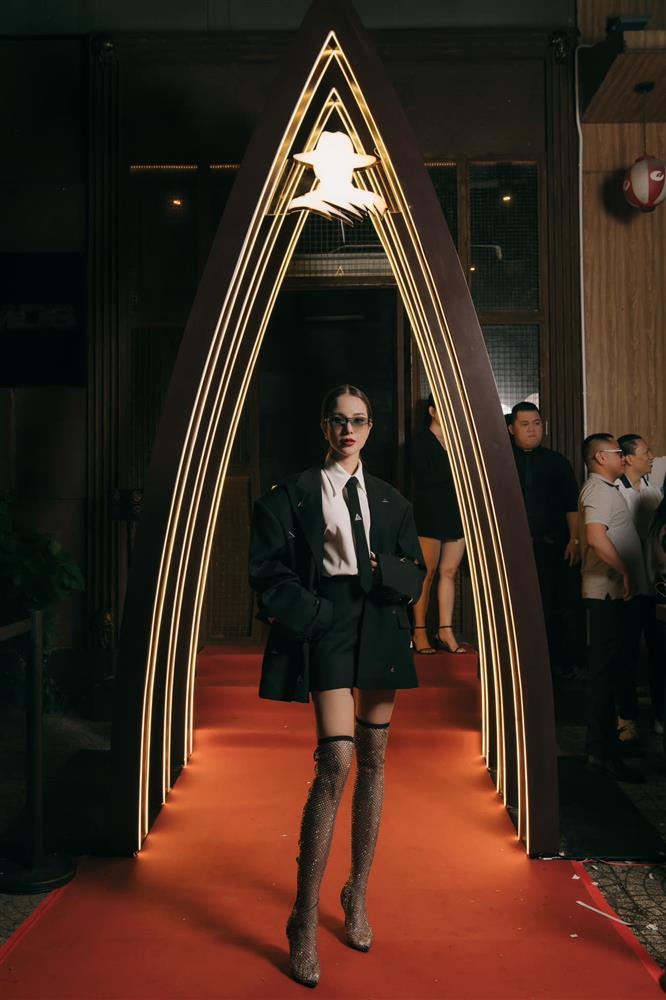 Diệp Lâm Anh váy áo gợi cảm, túi hàng hiệu chuẩn Chị Đẹp Đạp Gió Rẽ Sóng-2