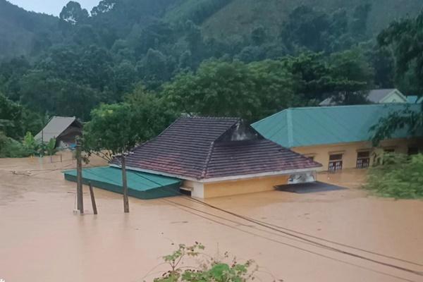 Nhà hàng nổi ở Quảng Bình bị sóng đánh trôi ra biển, 4 người thoát chết-2