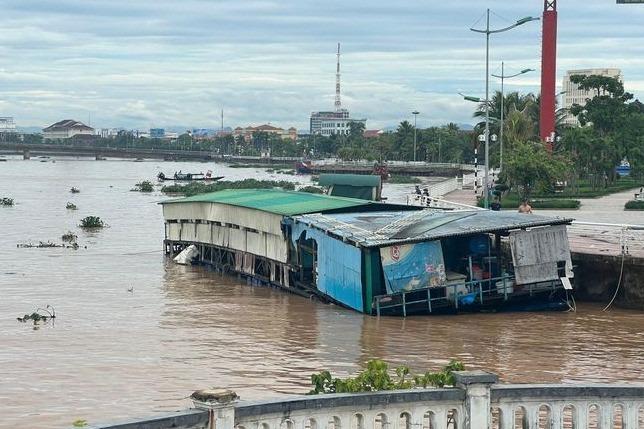 Nhà hàng nổi ở Quảng Bình bị sóng đánh trôi ra biển, 4 người thoát chết-1