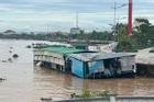 Nhà hàng nổi ở Quảng Bình bị sóng đánh trôi ra biển, 4 người thoát chết
