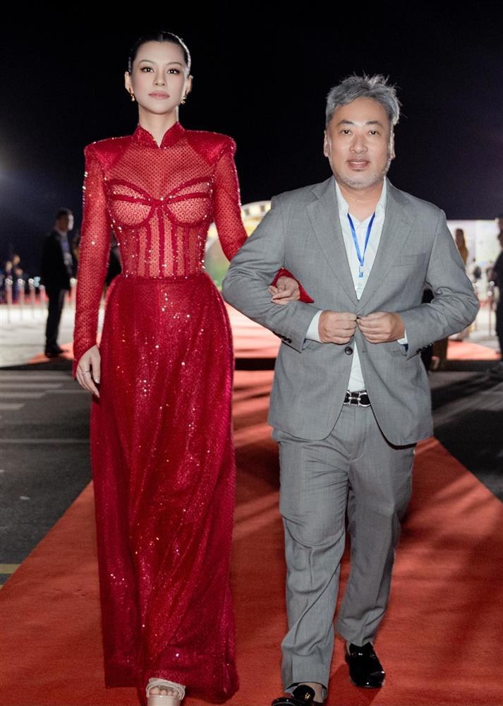 Mỹ nữ kém 11 tuổi của đạo diễn Dũng khùng thích mặc kiểu thiên thần sa ngã-1