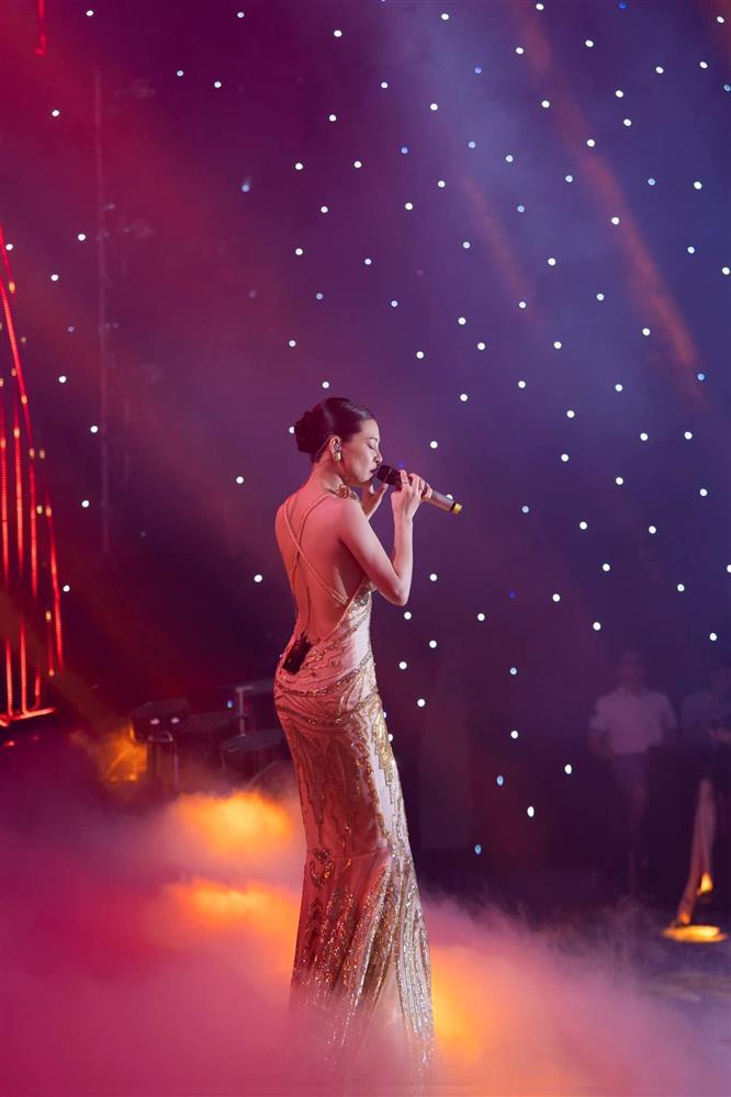 Mỹ nữ kém 11 tuổi của đạo diễn Dũng khùng thích mặc kiểu thiên thần sa ngã-9