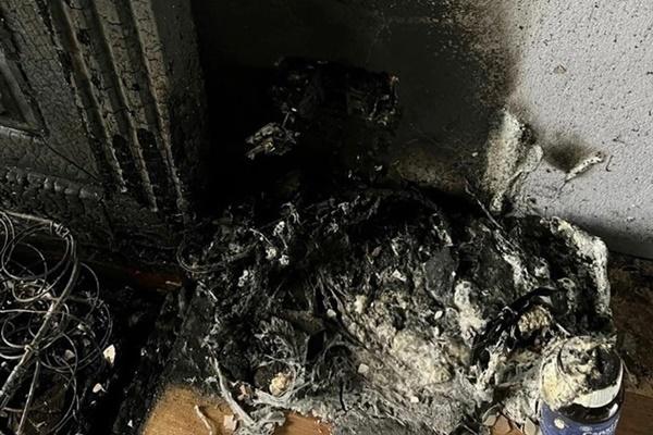 Sạc điện thoại gây cháy nhà, giải cứu 3 cha con ở Hà Nội-1