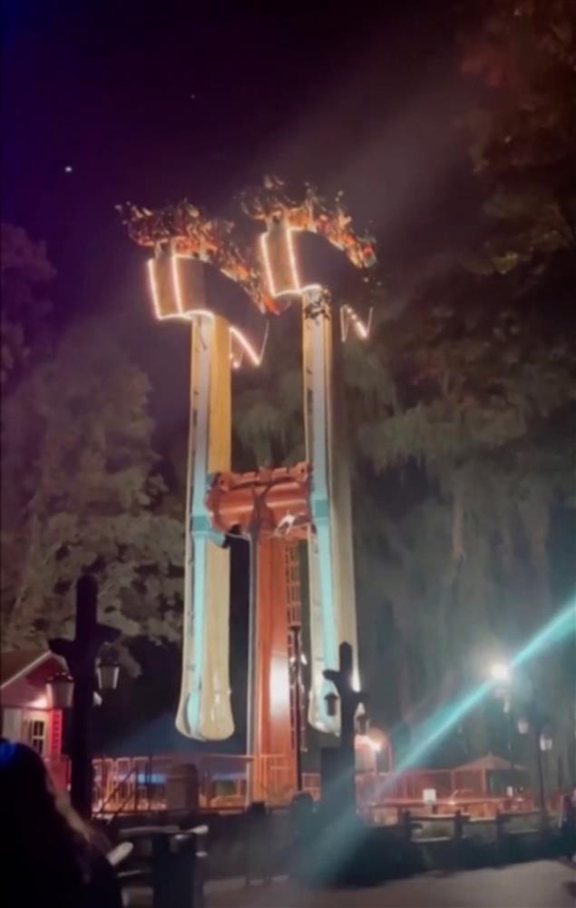 Du khách hoảng loạn khi bị treo ngược gần 30 phút trên trò chơi cảm giác mạnh-1