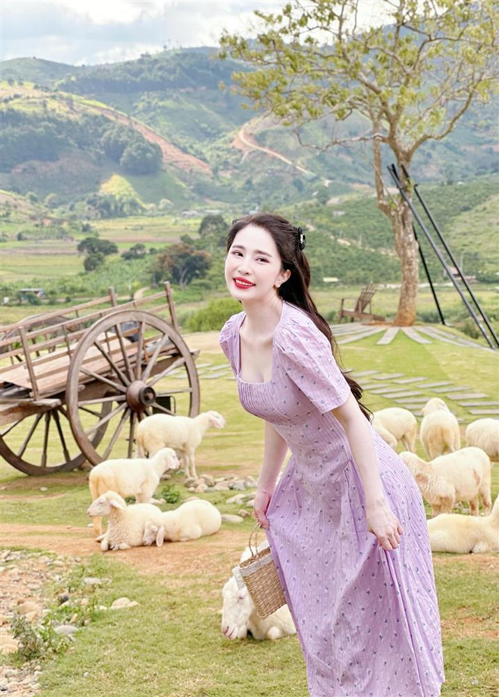 Soi loạt váy áo bánh bèo của Quỳnh Nga trước show Chị Đẹp Đạp Gió Rẽ Sóng-9