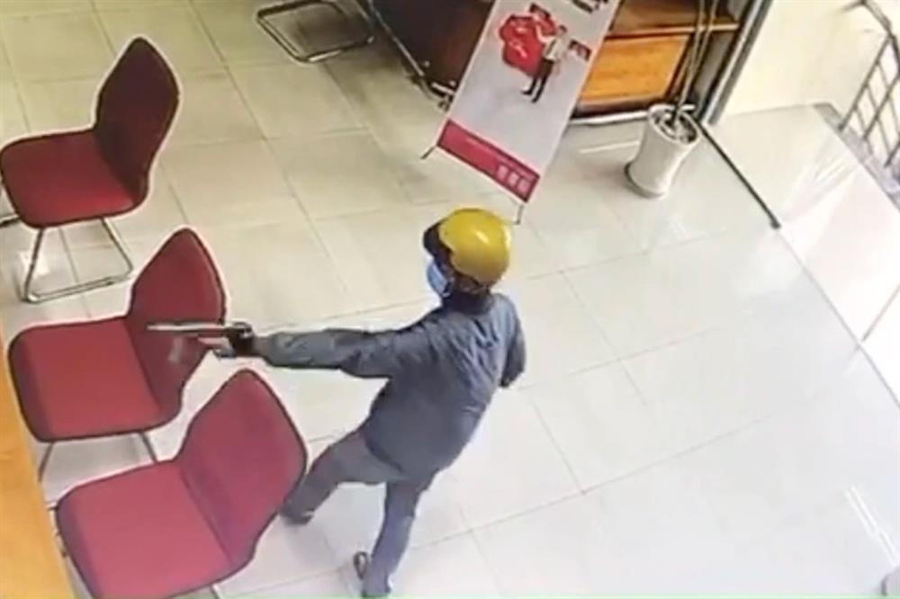 Bắt được nghi phạm dùng súng cướp ngân hàng ở Tiền Giang-2