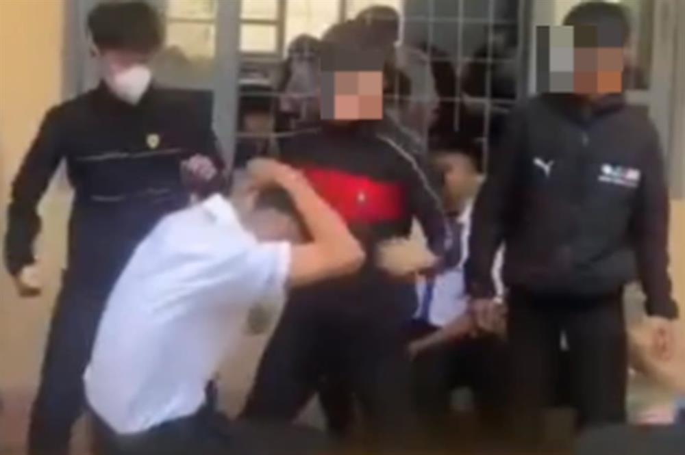 Nam sinh bị bạn học đánh hội đồng vì bị cho là nhìn đểu-1