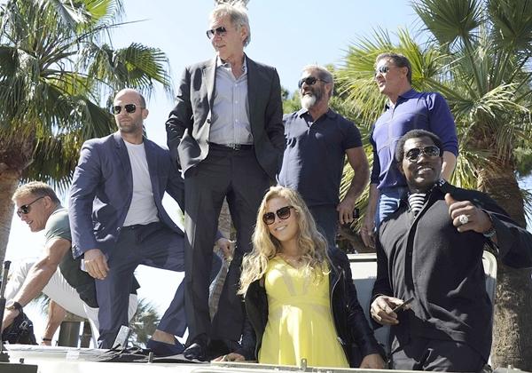 Hậu trường nguy hiểm suýt chết và những con số thú vị của Biệt Đội Đánh Thuê-4