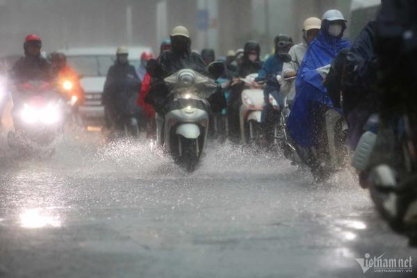 Mưa lớn trút nước ở Hà Nội, khắp ngả đường kẹt không lối thoát-1