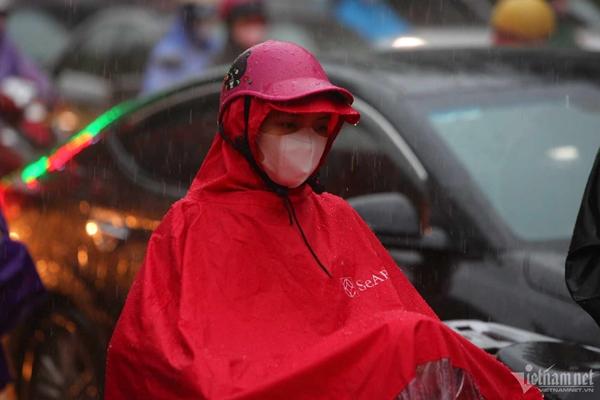 Mưa lớn trút nước ở Hà Nội, khắp ngả đường kẹt không lối thoát-2