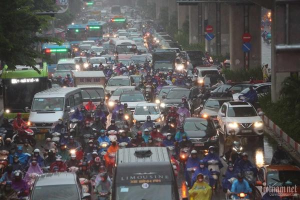 Mưa lớn trút nước ở Hà Nội, khắp ngả đường kẹt không lối thoát-3