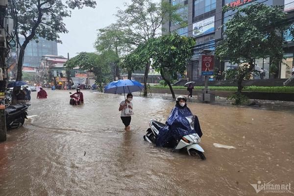 Mưa lớn trút nước ở Hà Nội, khắp ngả đường kẹt không lối thoát-7