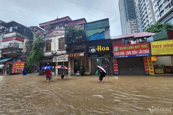 Mưa lớn trút nước ở Hà Nội, khắp ngả đường kẹt không lối thoát-8