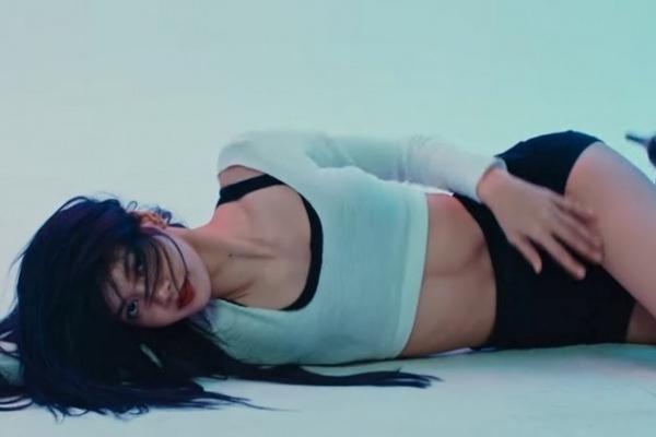 Lo ngại về màn trình diễn của Lisa (BlackPink) ở quán bar khỏa thân-4