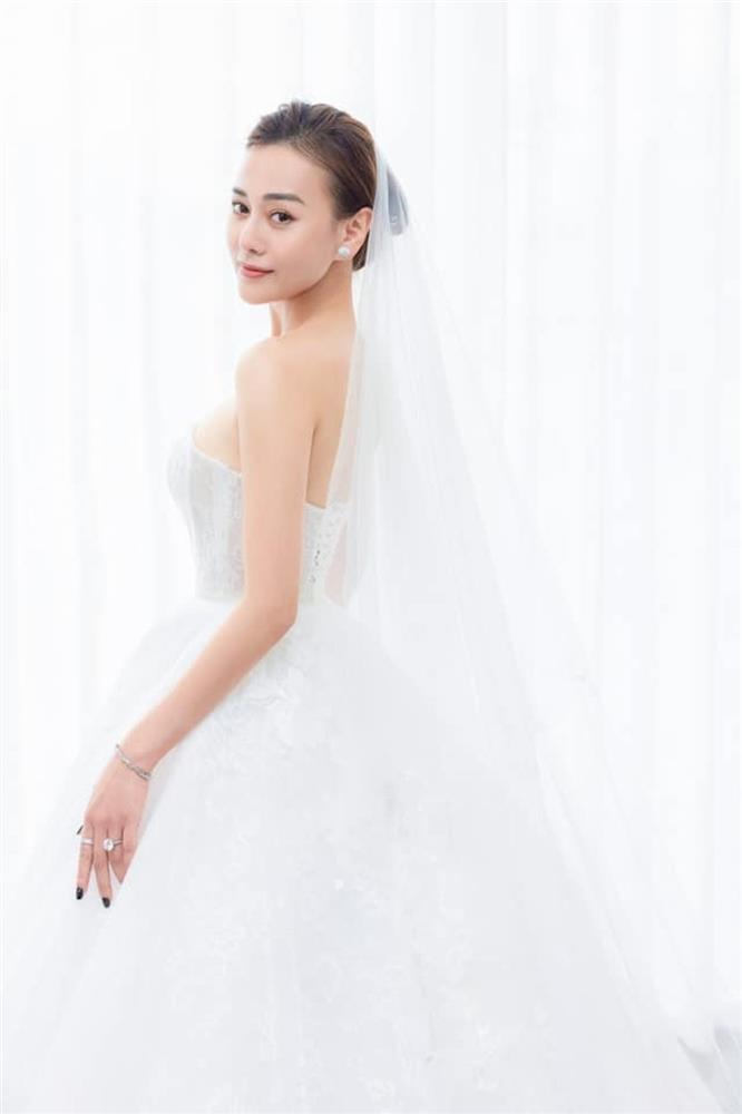 Phương Oanh đi thử váy, chuẩn bị đám cưới với Shark Bình vào tháng 11-2