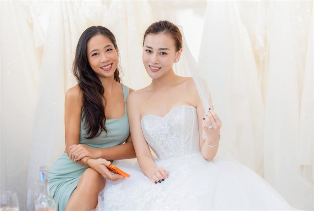 Phương Oanh đi thử váy, chuẩn bị đám cưới với Shark Bình vào tháng 11-3