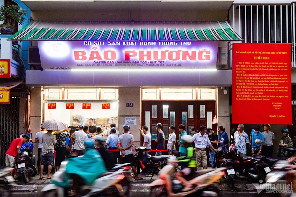 Loạt tiệm bánh Trung thu nức tiếng, khách đội mưa, xếp hàng xuyên đêm chờ mua-1