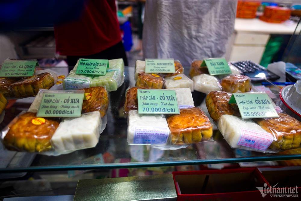 Loạt tiệm bánh Trung thu nức tiếng, khách đội mưa, xếp hàng xuyên đêm chờ mua-2