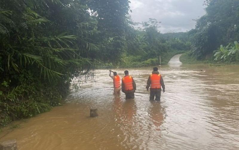 Hai vợ chồng ở Thanh Hóa bơi qua suối chảy xiết, lũ cuốn người vợ mất tích-1