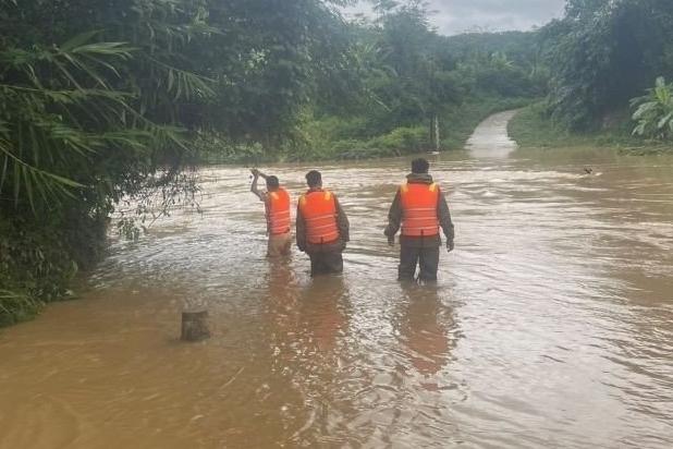 Sạt lở đẩy trôi 3 người đi đường xuống suối mất tích, tìm thấy 1 thi thể-2