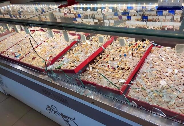 Công an truy tìm số trang sức bị cướp tiệm vàng ở Khánh Hòa-3