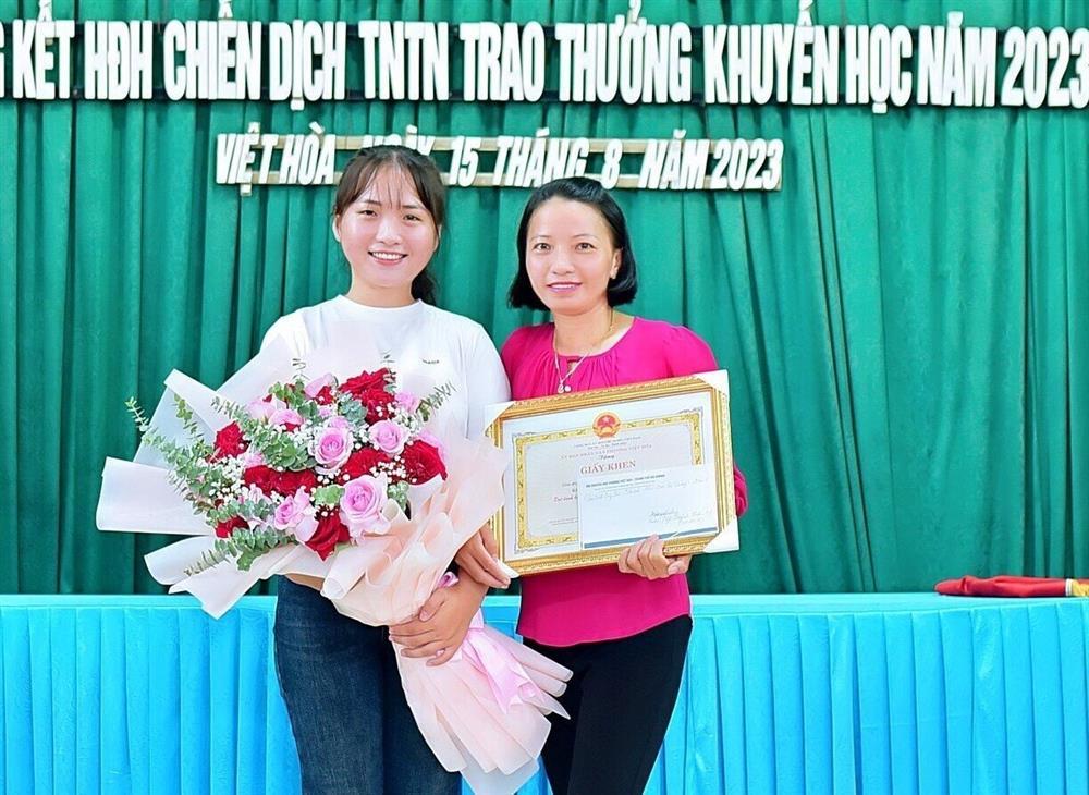 Bố bệnh nặng, mẹ làm lao công, nữ sinh tốt nghiệp thủ khoa Đại học Luật Hà Nội-2