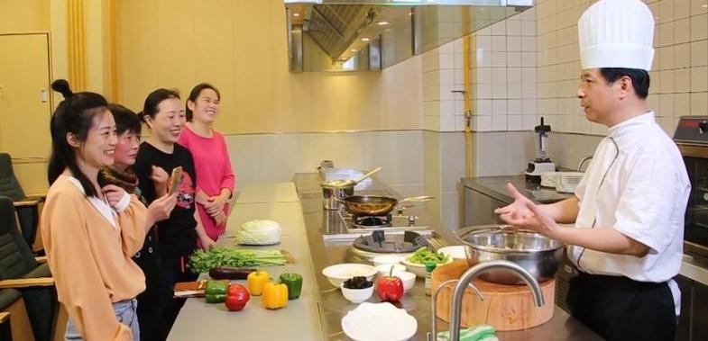 Cô gái chi 84.000 USD học đại học ngành giúp việc về phục vụ giới nhà giàu-1