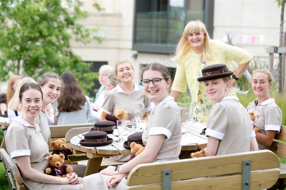 Cô gái chi 84.000 USD học đại học ngành giúp việc về phục vụ giới nhà giàu-3