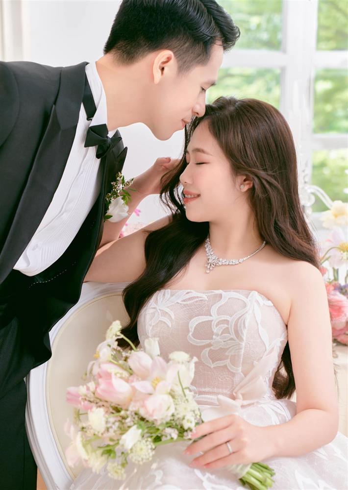 Bà xã hơn tuổi của Đình Trọng không mê hàng hiệu, đẹp nhất khi mặc váy cưới-3