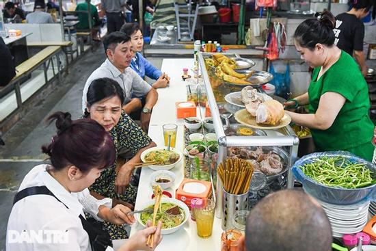 Hà Nội: Thiên đường ẩm thực dưới lòng đất, cầm 100.000 đồng 'ăn thả ga'