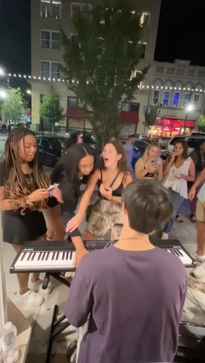Cô gái đập đàn, cướp tiền của nghệ sỹ đường phố khiến cộng đồng TikTok phẫn nộ-1