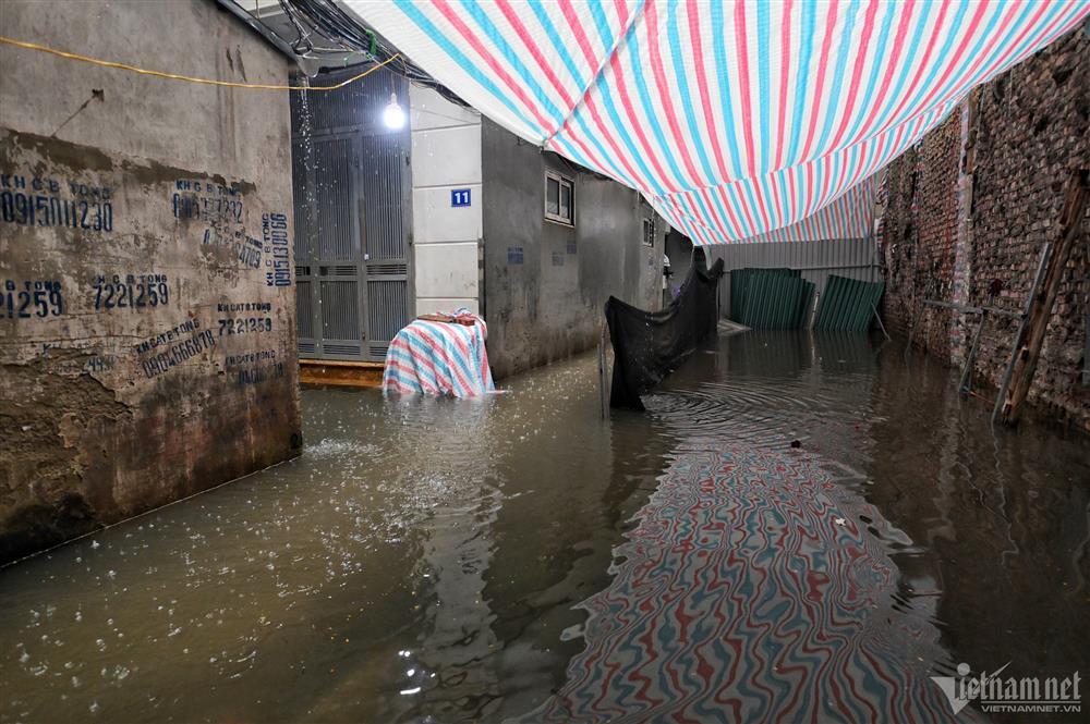 Nước tấn công các khu dân cư ngày Hà Nội mưa trắng trời-1