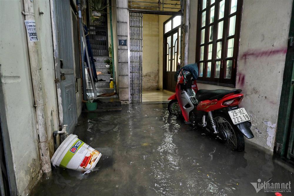 Nước tấn công các khu dân cư ngày Hà Nội mưa trắng trời-2