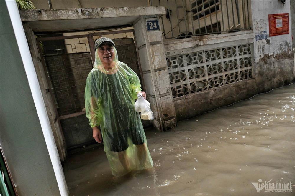 Nước tấn công các khu dân cư ngày Hà Nội mưa trắng trời-3