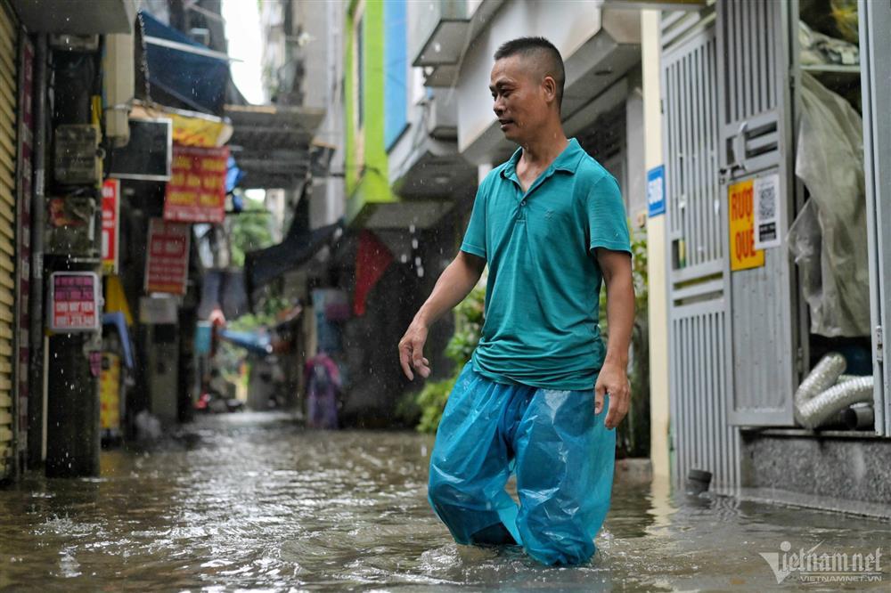 Nước tấn công các khu dân cư ngày Hà Nội mưa trắng trời-5