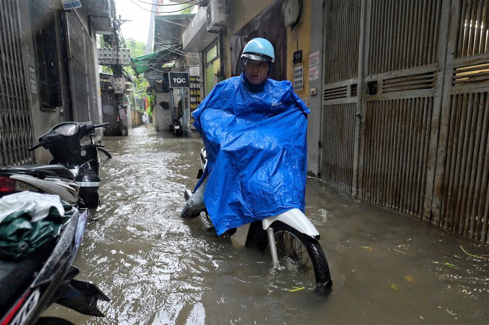 Nước tấn công các khu dân cư ngày Hà Nội mưa trắng trời-6