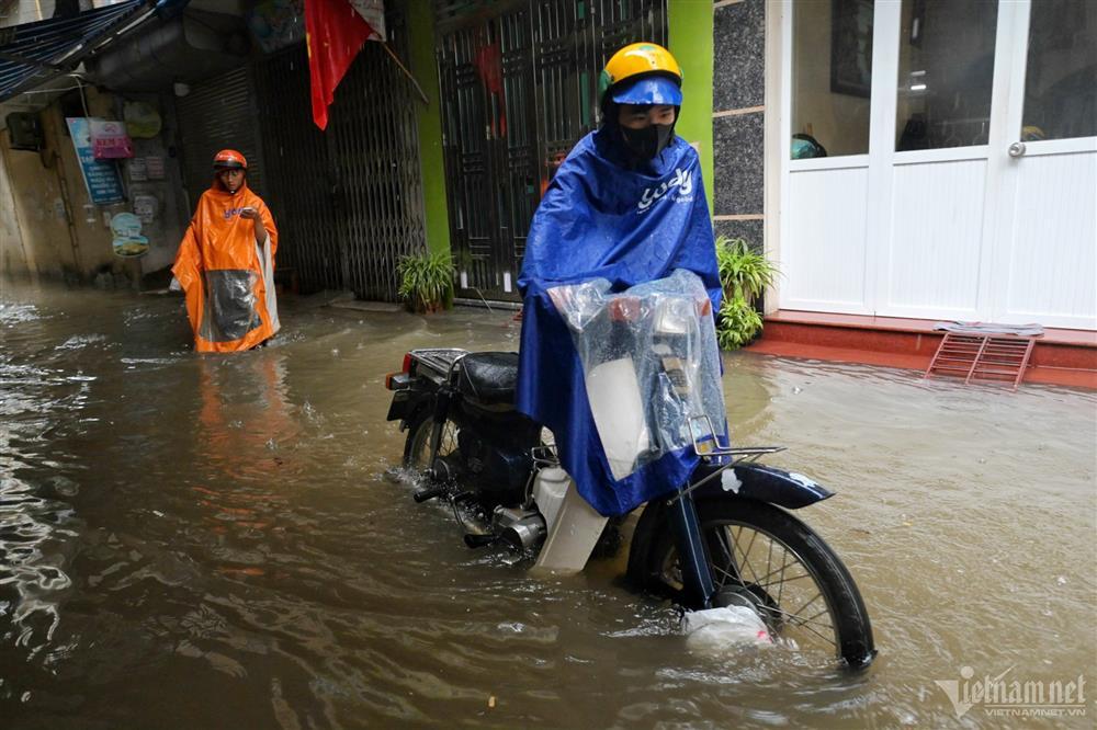 Nước tấn công các khu dân cư ngày Hà Nội mưa trắng trời-7