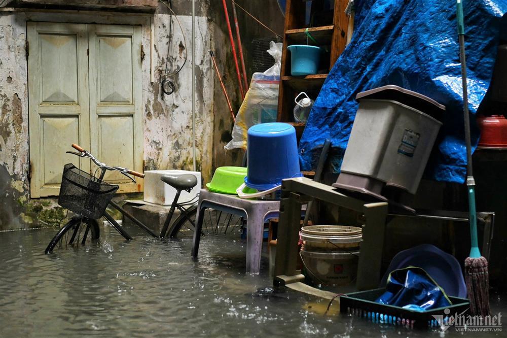 Nước tấn công các khu dân cư ngày Hà Nội mưa trắng trời-8