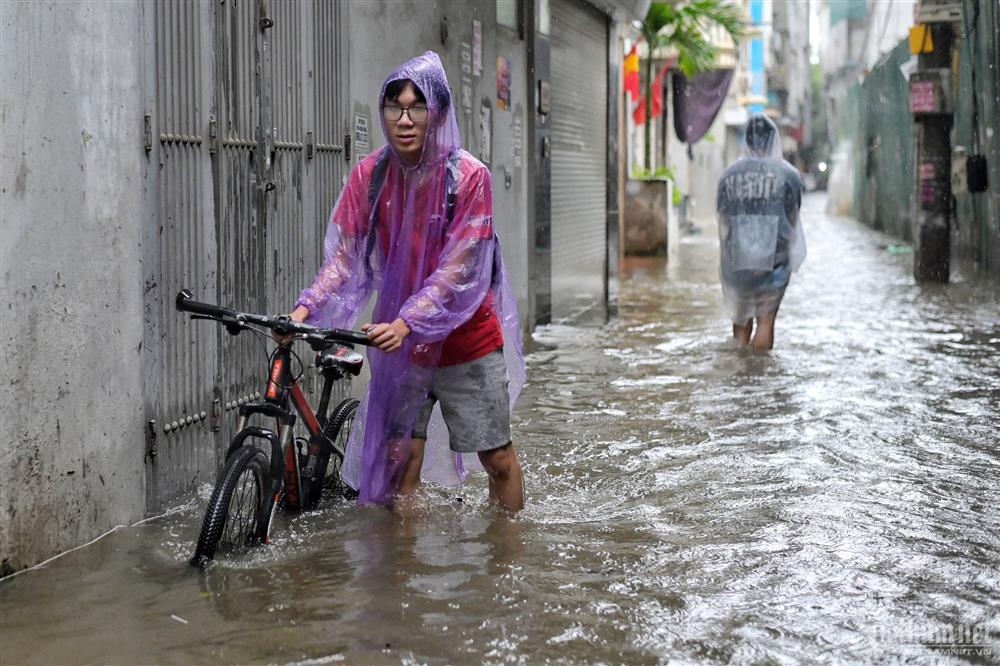 Nước tấn công các khu dân cư ngày Hà Nội mưa trắng trời-9