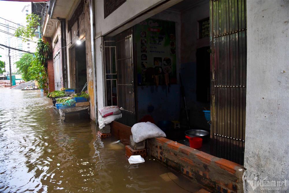 Nước tấn công các khu dân cư ngày Hà Nội mưa trắng trời-10