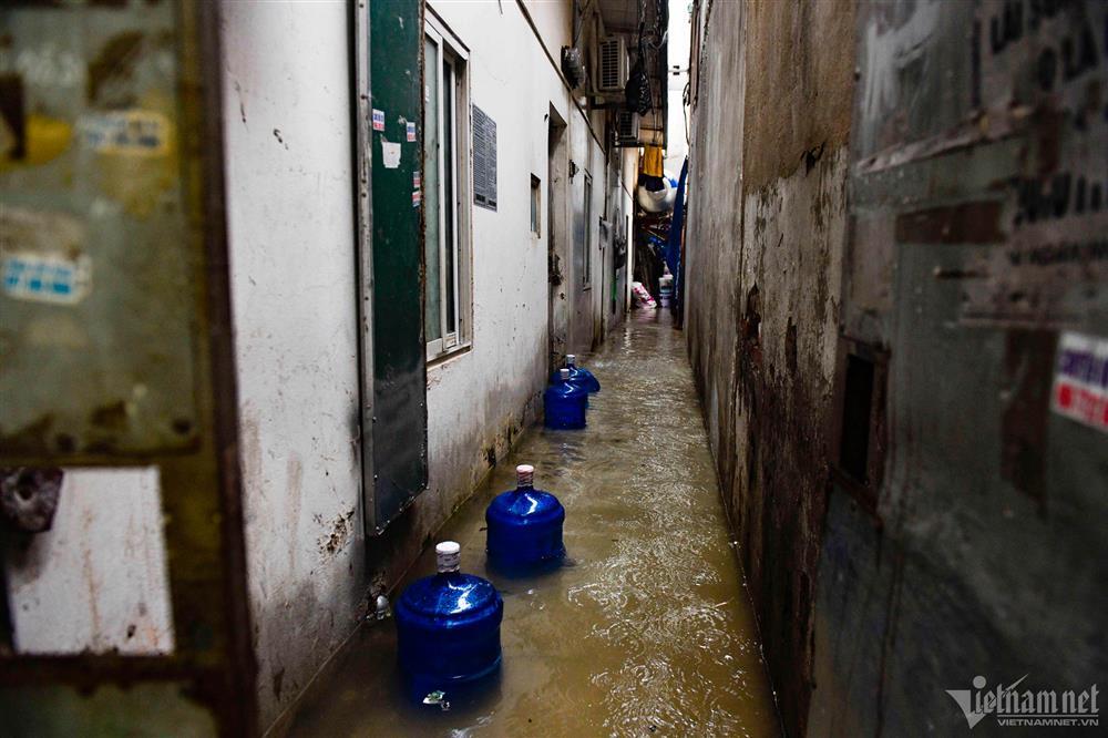 Nước tấn công các khu dân cư ngày Hà Nội mưa trắng trời-11