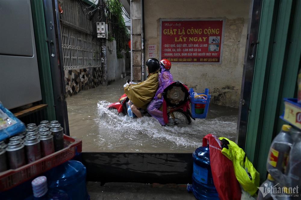 Nước tấn công các khu dân cư ngày Hà Nội mưa trắng trời-13