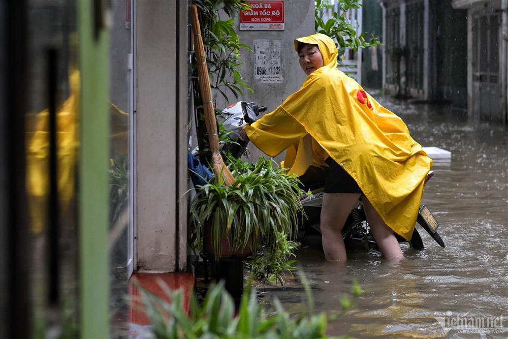 Nước tấn công các khu dân cư ngày Hà Nội mưa trắng trời-14