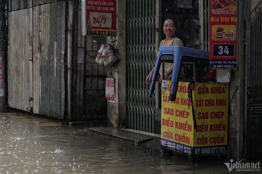 Nước tấn công các khu dân cư ngày Hà Nội mưa trắng trời-15